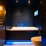 Urban Elite Private 2 Person Jacuzzi Hanza Tower