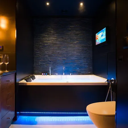 Urban Elite Private 2 Person Jacuzzi Hanza Tower