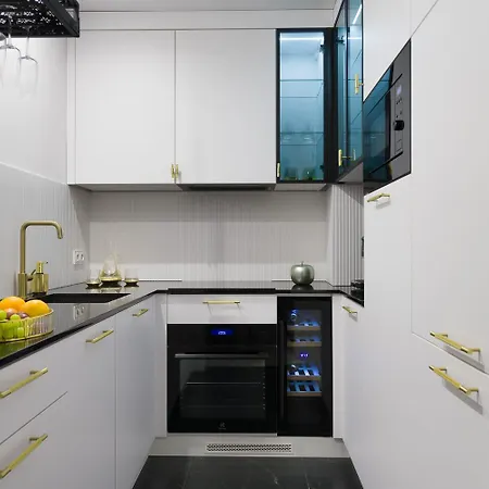 Urban Elite Private 2 Person Jacuzzi Hanza Tower 슈체친