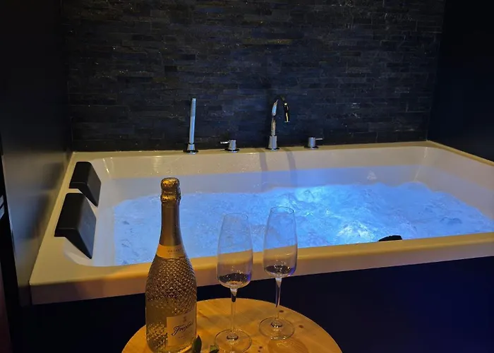 Апартаменты Urban Elite Private 2 Person Jacuzzi Hanza Tower